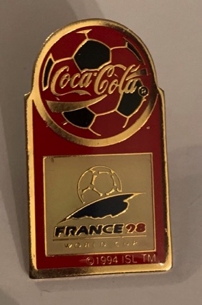4871-1 € 3,00 coca cola pin voetbal.jpeg